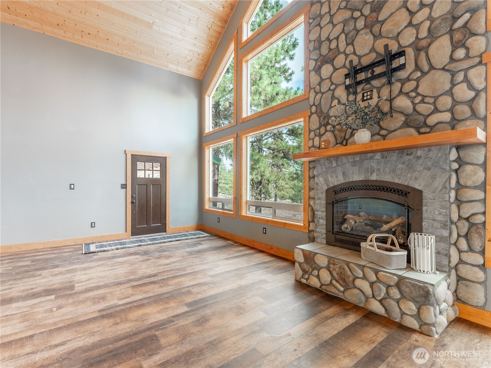 117 Hummingbird Road East Wenatchee, WA 98802 - Photo 5 of 40 a living room with furniture and a fireplace