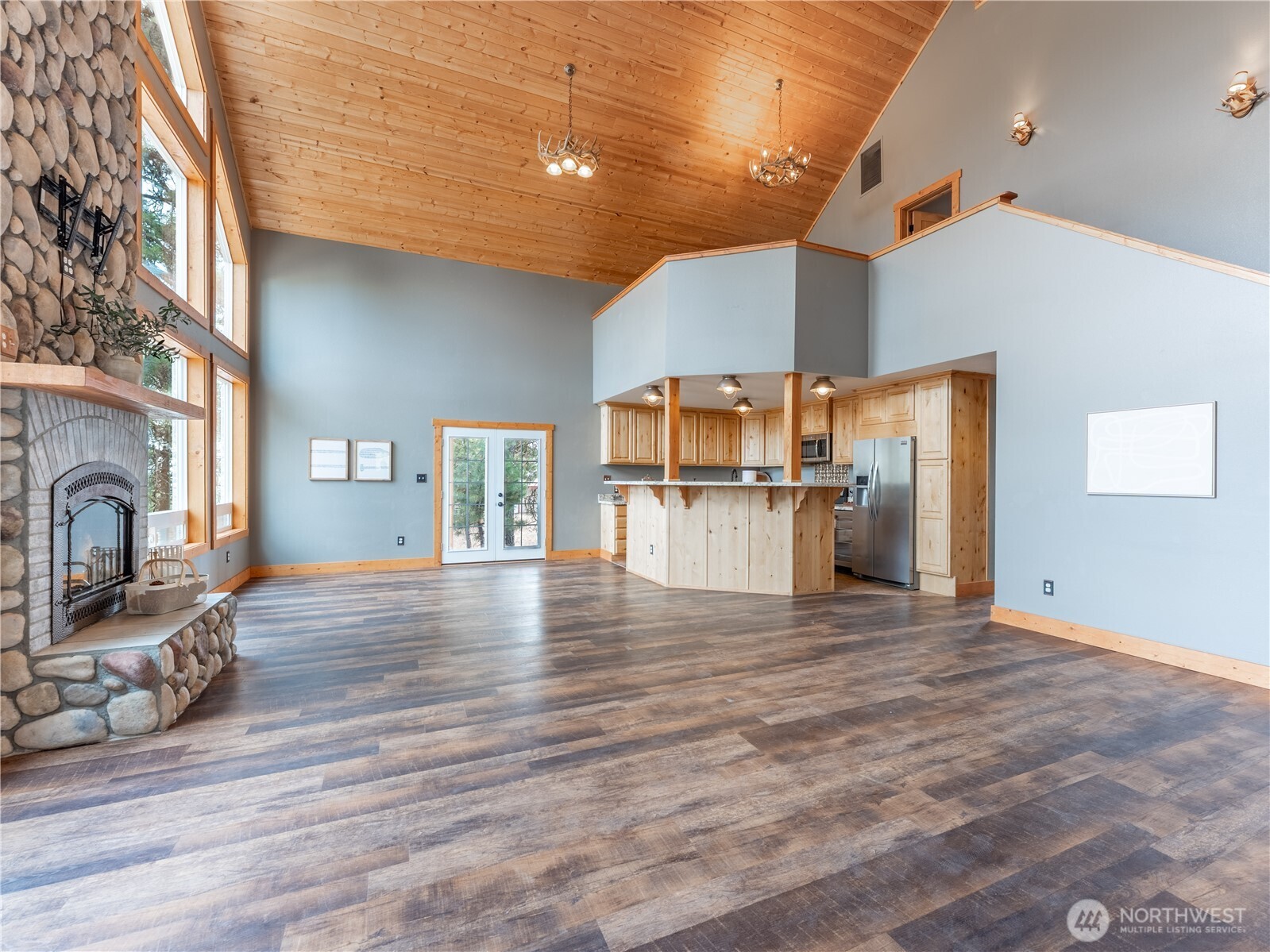 117 Hummingbird Road East Wenatchee, WA 98802 - Photo 6 of 40 a view of empty room with wooden floor