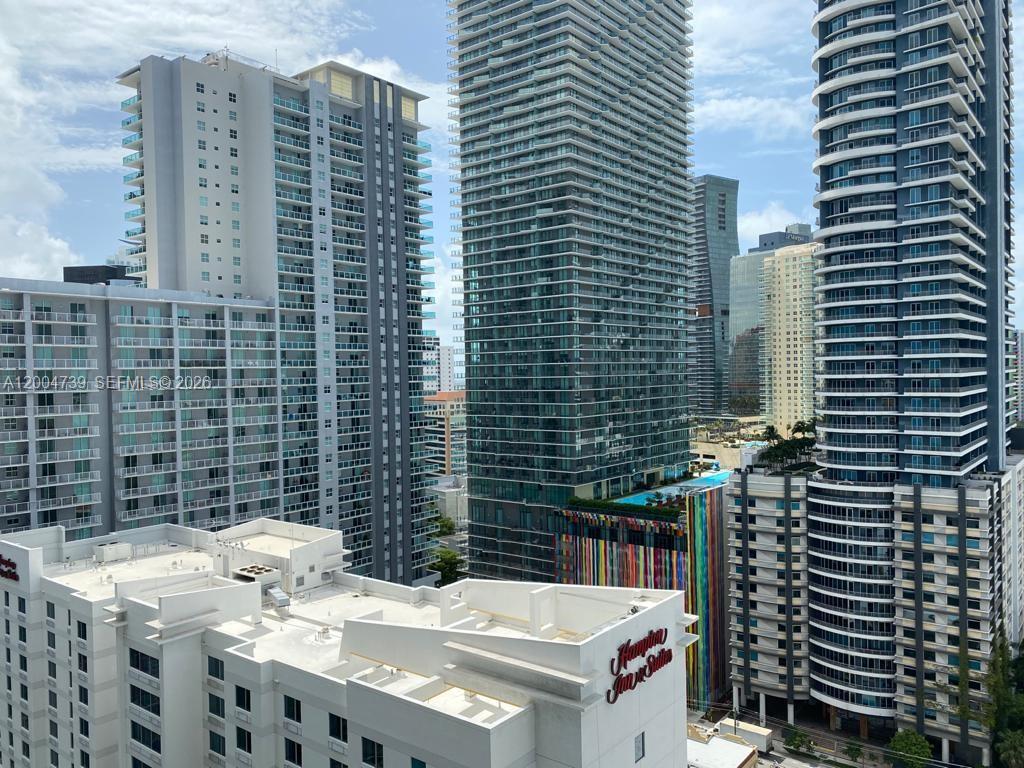 79 Southwest 12th Street, Unit 2403S Miami, FL 33130 - Photo 6 of 12 a close view of barbeque area