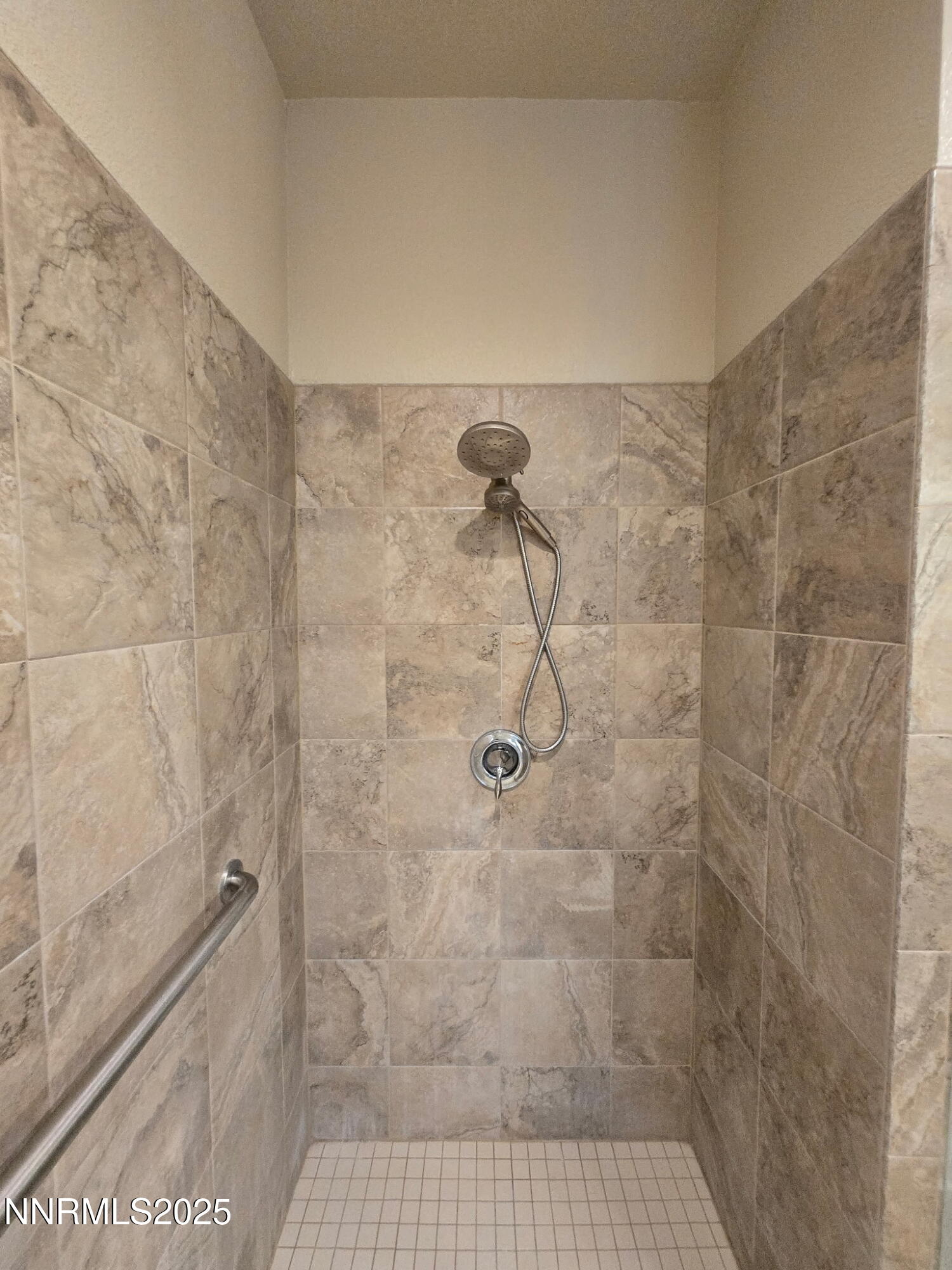 162 Jennys Lane Fernley, NV 89408 - Photo 17 of 39 a bathroom with a shower