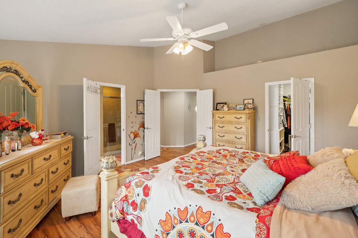 13600 Breton Ridge Street, Unit 25E Houston, TX 77070 - Photo 17 of 39 a bedroom with a bed and dresser