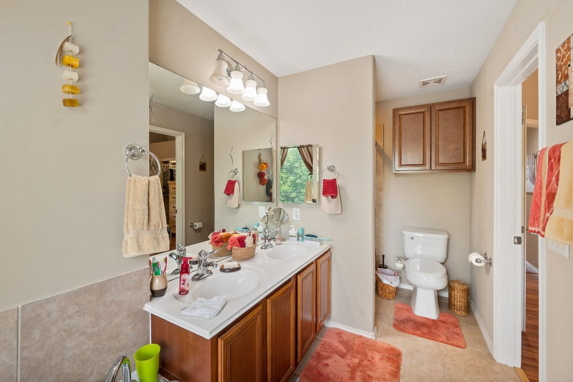 13600 Breton Ridge Street, Unit 25E Houston, TX 77070 - Photo 20 of 39 a bathroom with a sink vanity mirror and toilet