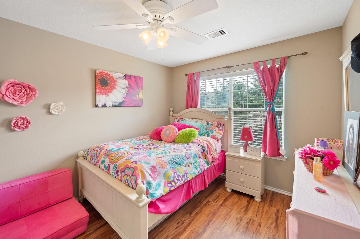13600 Breton Ridge Street, Unit 25E Houston, TX 77070 - Photo 28 of 39 a bedroom with a bed and a window