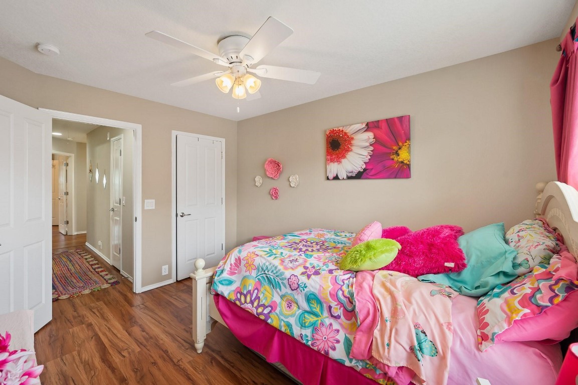 13600 Breton Ridge Street, Unit 25E Houston, TX 77070 - Photo 29 of 39 a bedroom with a bed and a chandelier