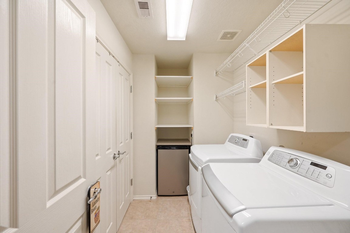 13600 Breton Ridge Street, Unit 25E Houston, TX 77070 - Photo 30 of 39 a utility room with dryer and washer