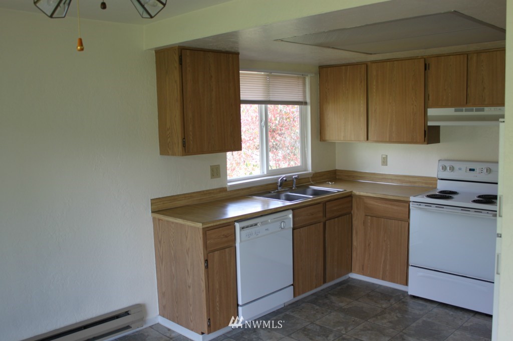 4042 Dyes Inlet Road Northwest Bremerton, WA 98312 - Photo 11 of 15 Gallery Image 11