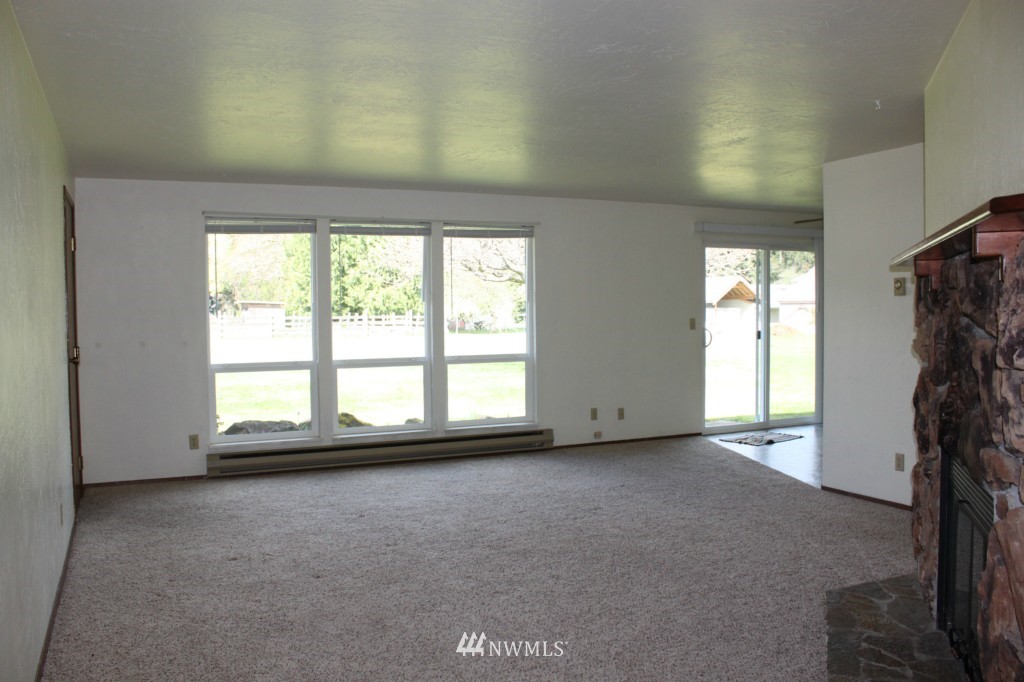 4042 Dyes Inlet Road Northwest Bremerton, WA 98312 - Photo 9 of 15 Gallery Image 9