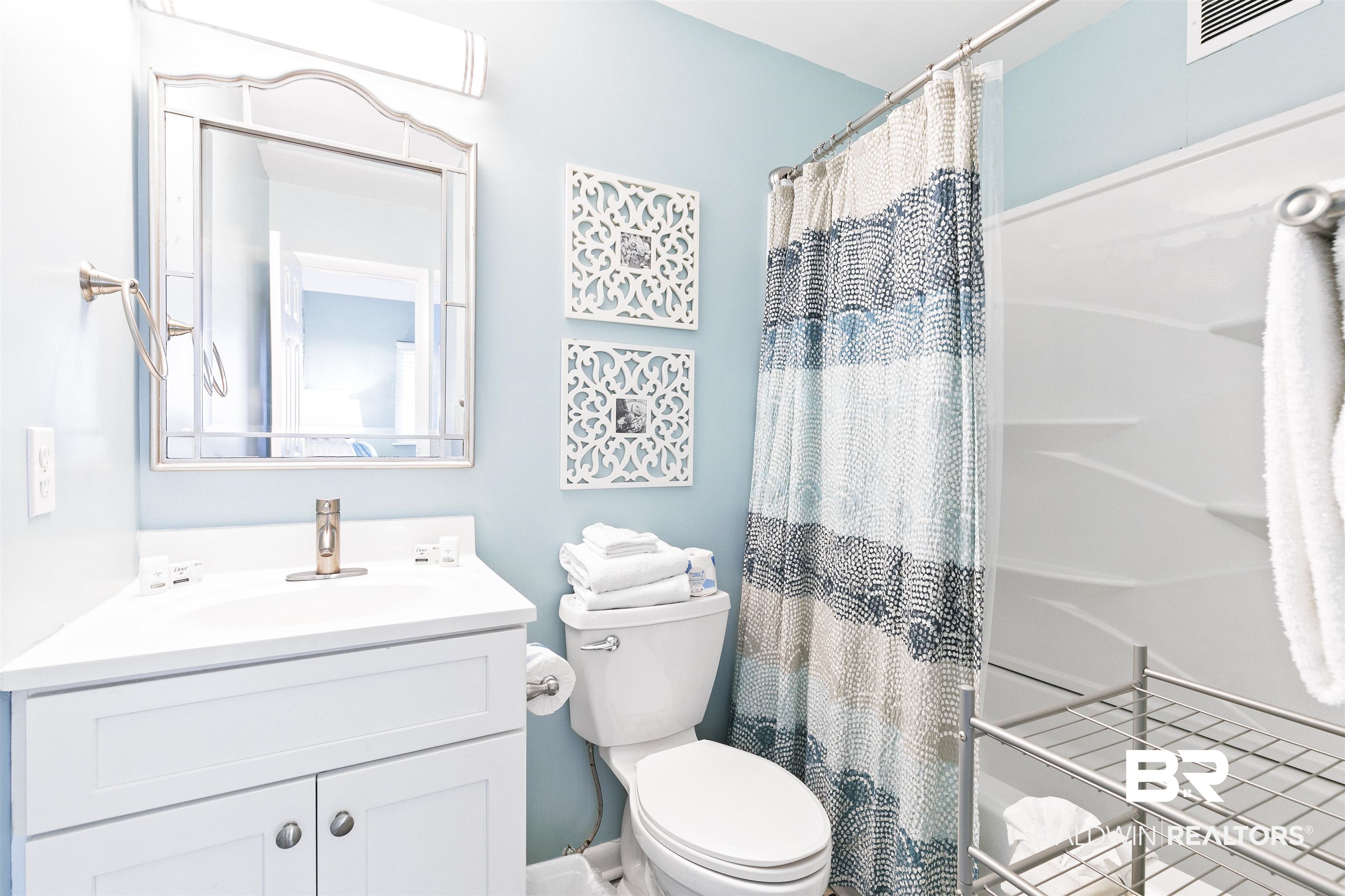 400 Plantation Road, Unit 3314 Gulf Shores, AL 36542 - Photo 23 of 47 Bathroom with vanity, curtained shower, and toilet
