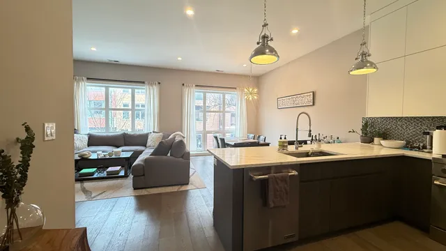 $4,450 | 2930 North Lincoln Avenue, Unit 2, Chicago, IL 60657