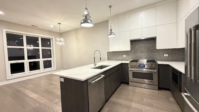 $4,450 | 2930 North Lincoln Avenue, Unit 2, Chicago, IL 60657