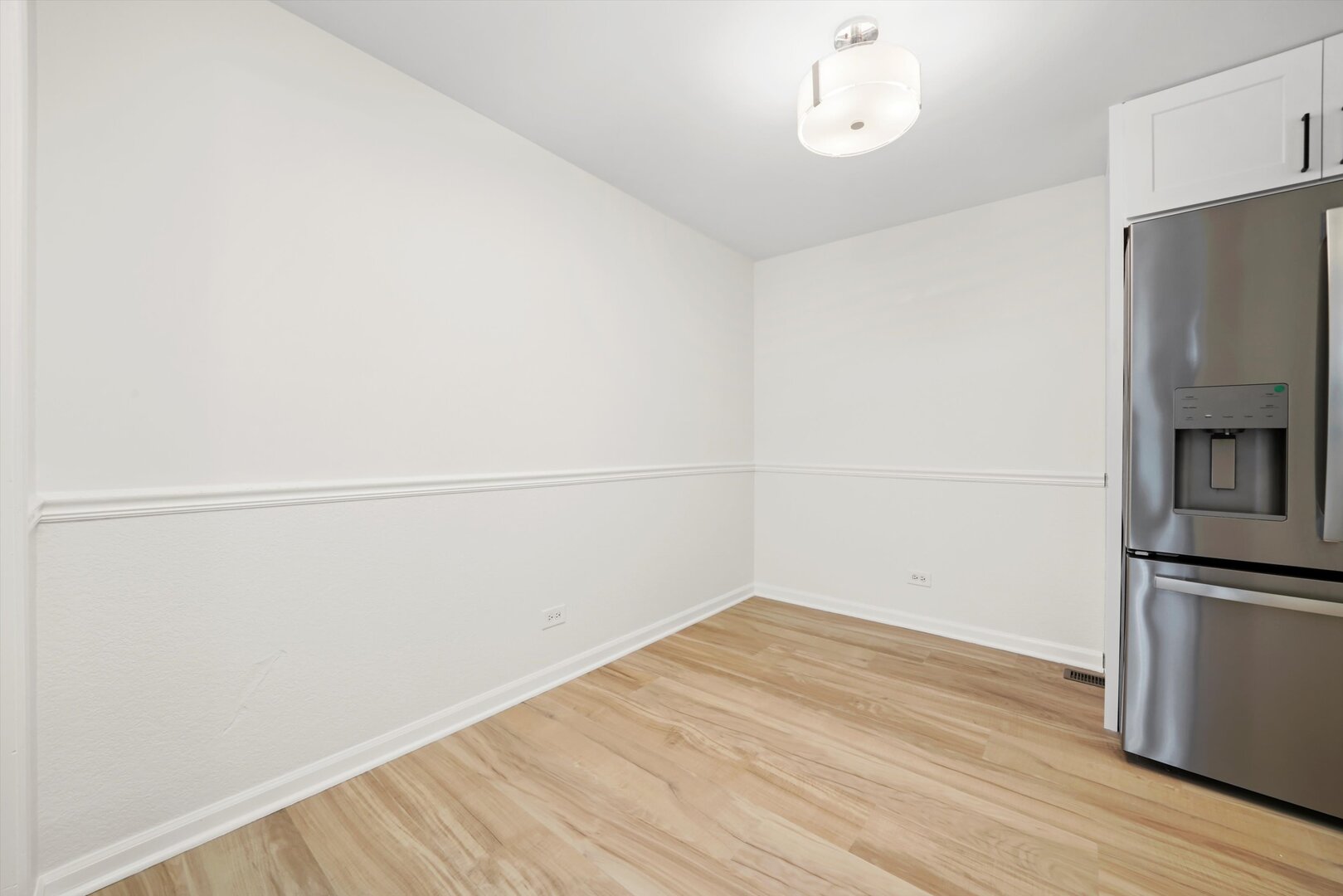 1100 Stoughton Court, Unit 1711 Schaumburg, IL 60193 - Photo 5 of 20 a view of a kitchen with wooden floor and electronic appliances