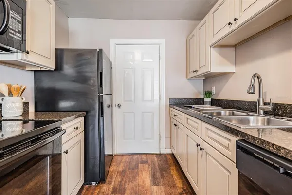 $2,100 | 5475 70th Lane North, St. Petersburg, FL 33709