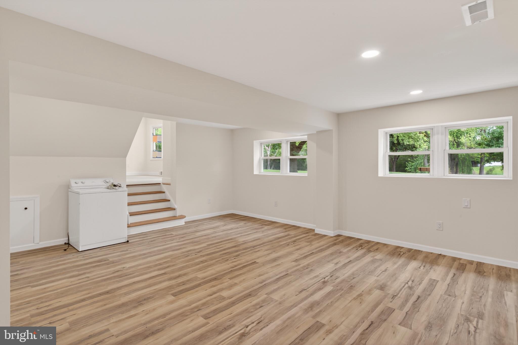 501 Hemlock Road Flourtown, PA 19031 - Photo 9 of 47 Spacious, light-filled living area.