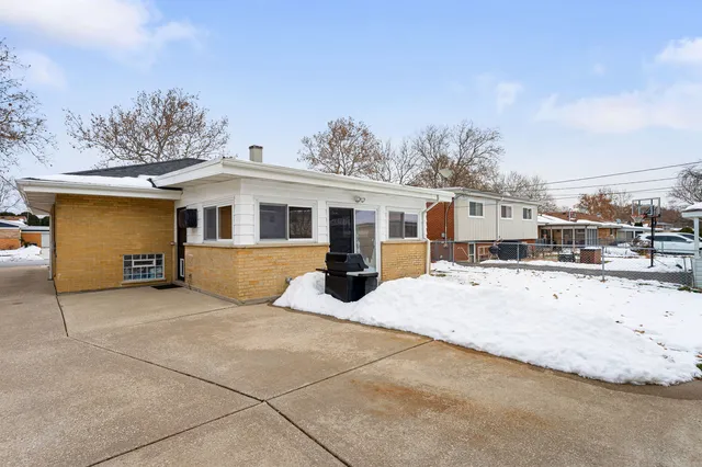 $435,000 | 11129 Martindale Drive, Westchester, IL 60154