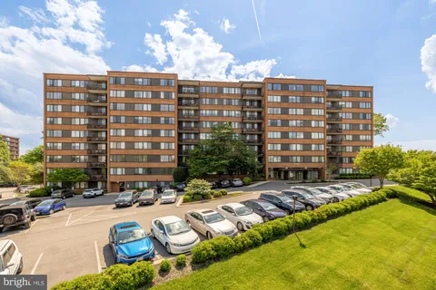 $305,000 | 4390 Lorcom Lane, Unit 510, Arlington, VA 22207