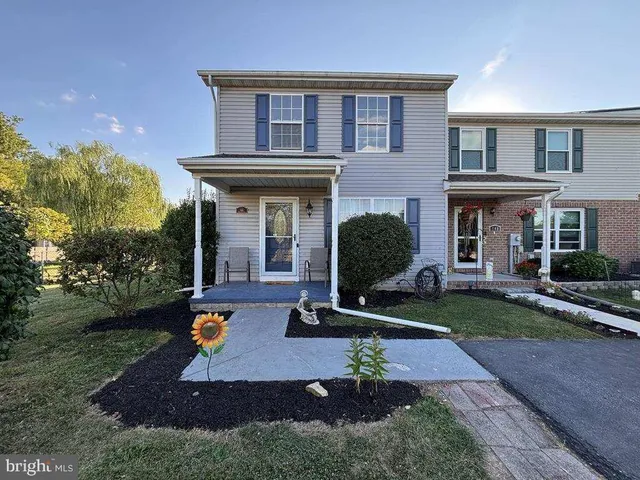 a view of a house with backyard and garden