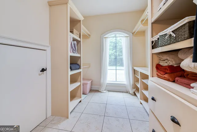 a view of an entryway with a livingroom