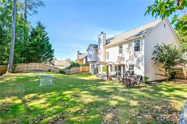 a view of a house with backyard