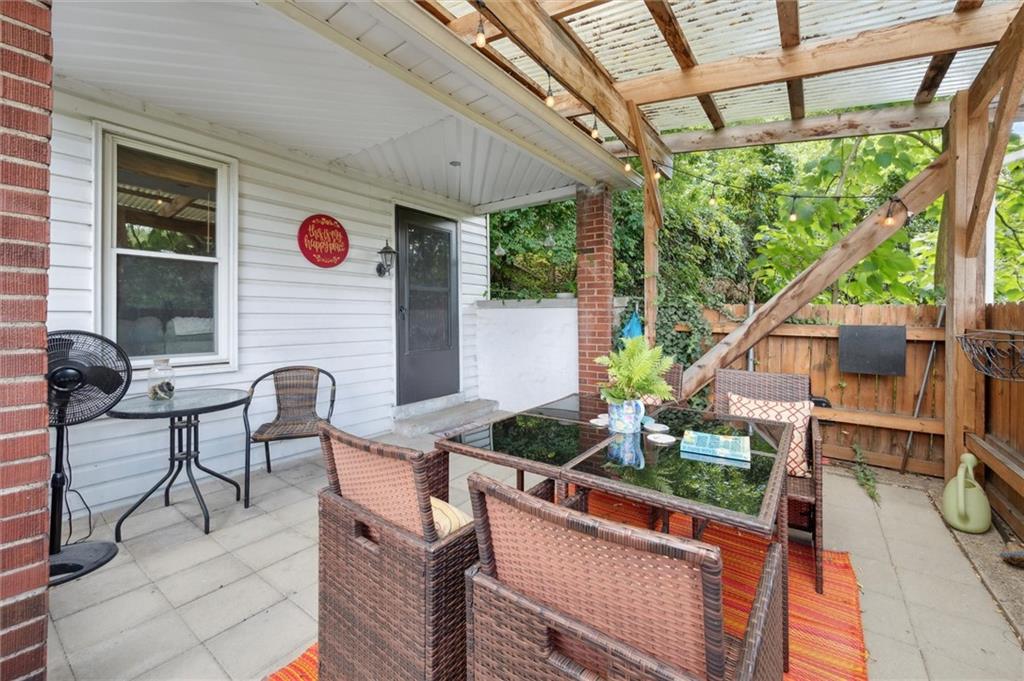 679 Greentree Road Pittsburgh, PA 15220 - Photo 20 of 25 a view of a chairs and table in the patio