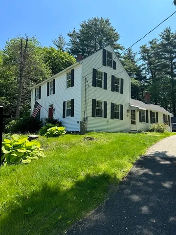 a view of yard with green space