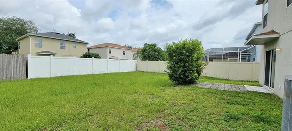 a view of a house with backyard and garden