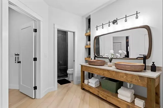 a en suite bathroom with a double vanity sink and a mirror
