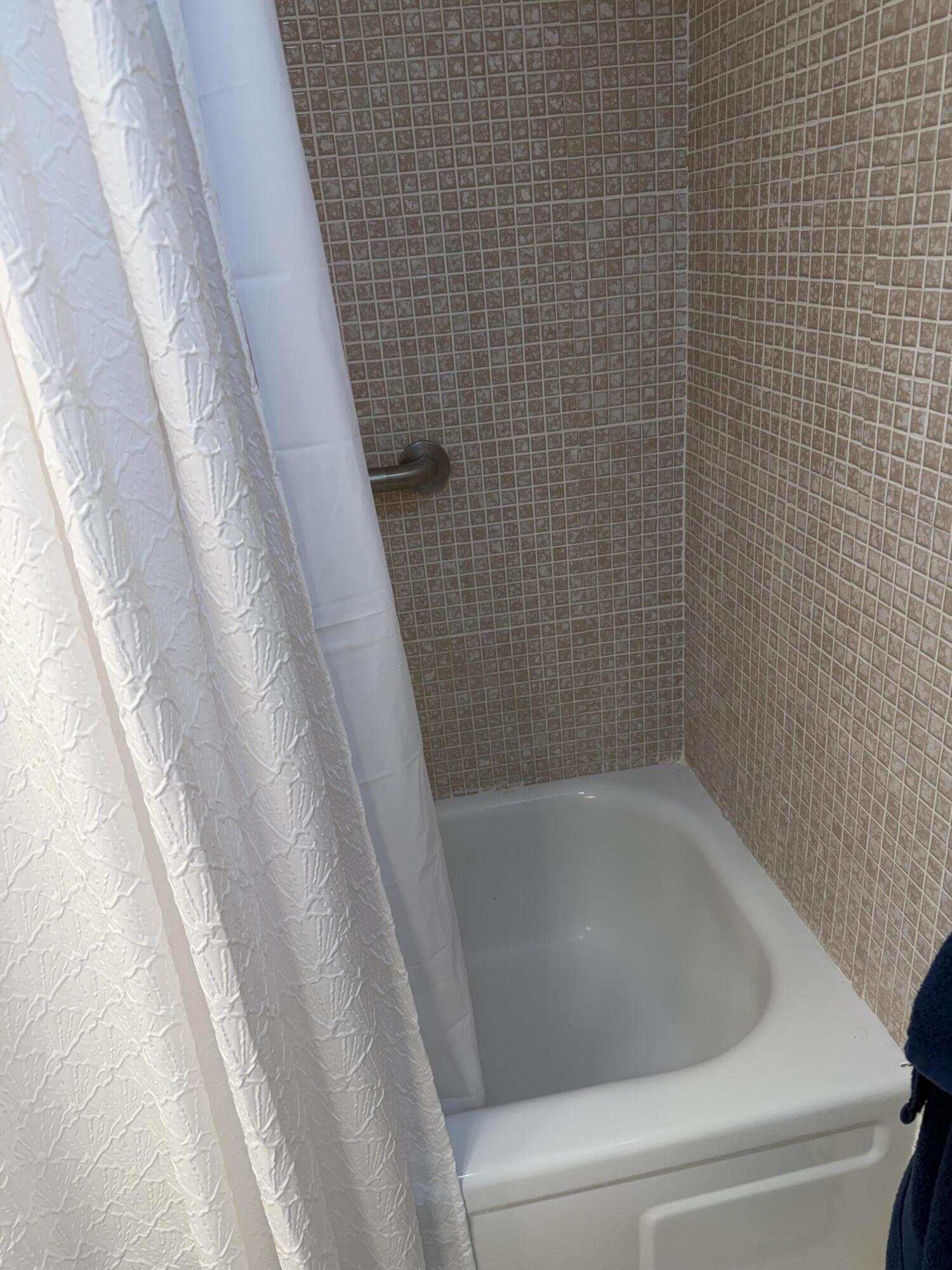 3062 Ainslie Drive Boca Raton, FL 33434 - Photo 23 of 27 a bathroom with a bathtub