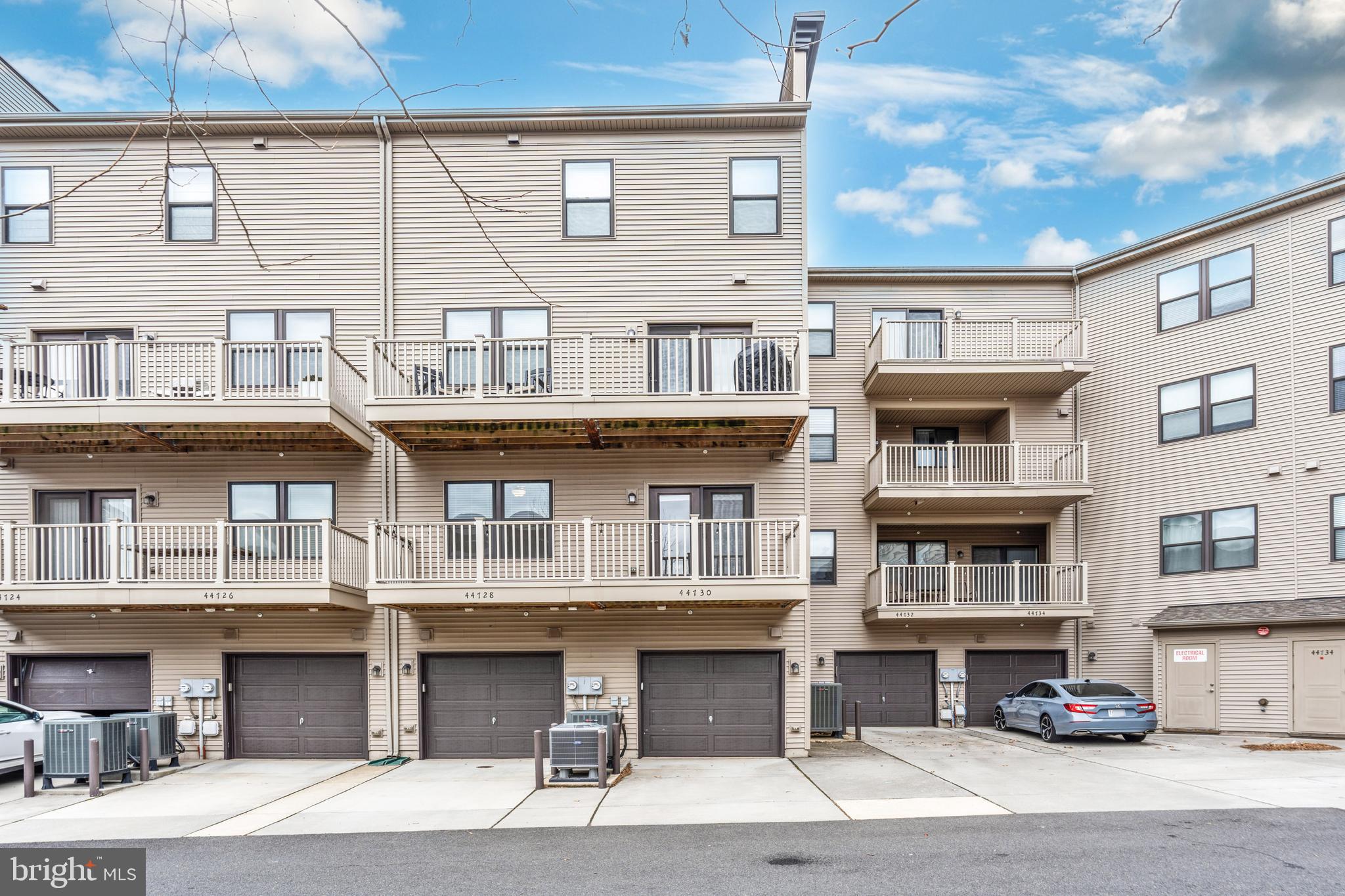 44730 Tiverton Square Ashburn, VA 20147 - Photo 30 of 39 a large building with a bench
