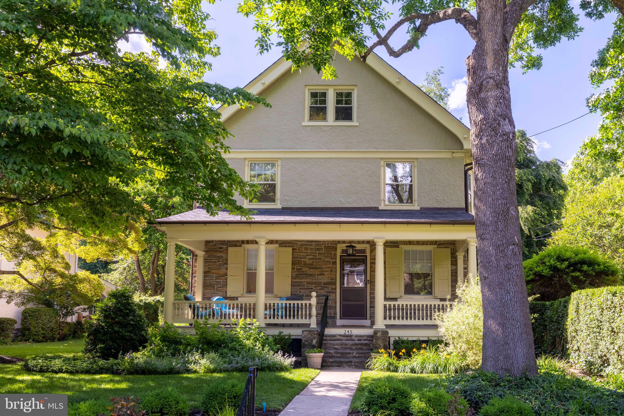 Stunning Single with welcoming front porch