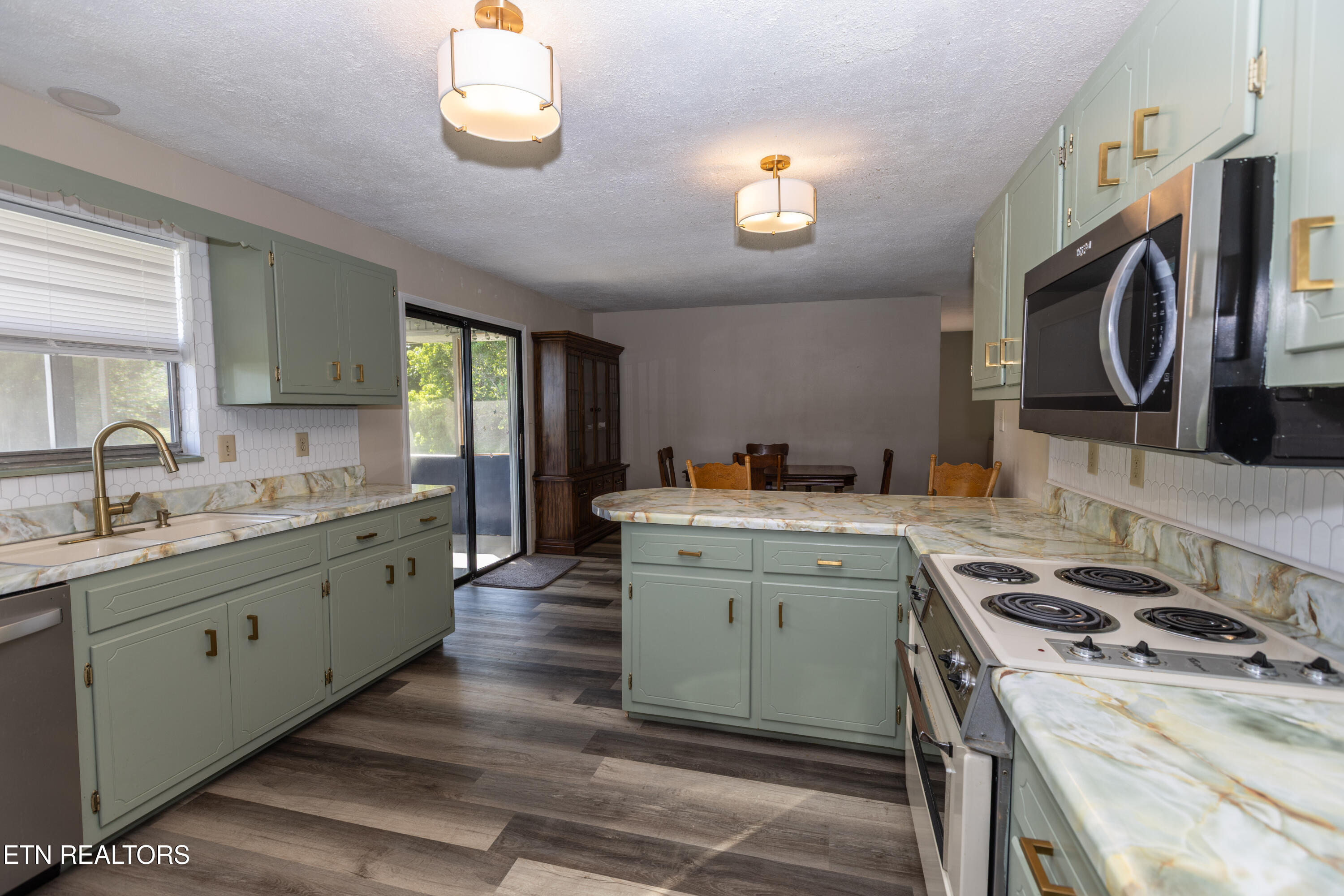 Bright, cheery Kitchen