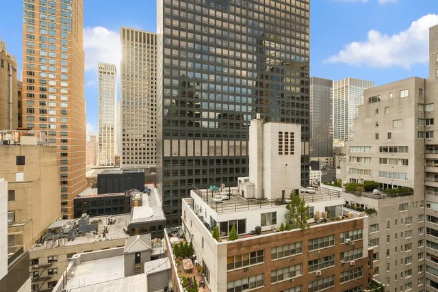 $469,000 | 220 East 57th Street, Unit 17H | Midtown East