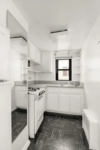 $469,000 | 220 East 57th Street, Unit 17H | Midtown East