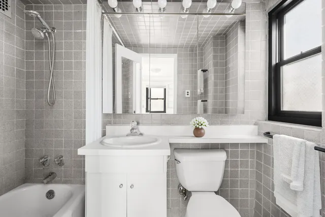 $469,000 | 220 East 57th Street, Unit 17H | Midtown East