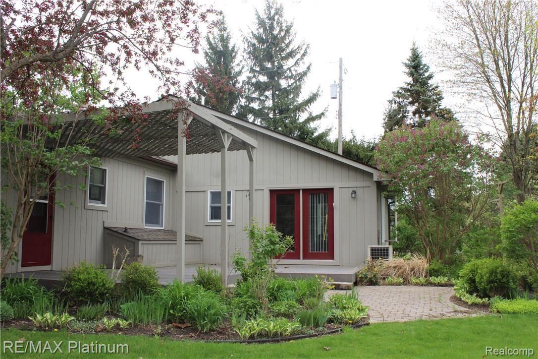 2215 Fenton Road Hartland, MI 48353 - Photo 11 of 15 Sliding doors lead to recreation room