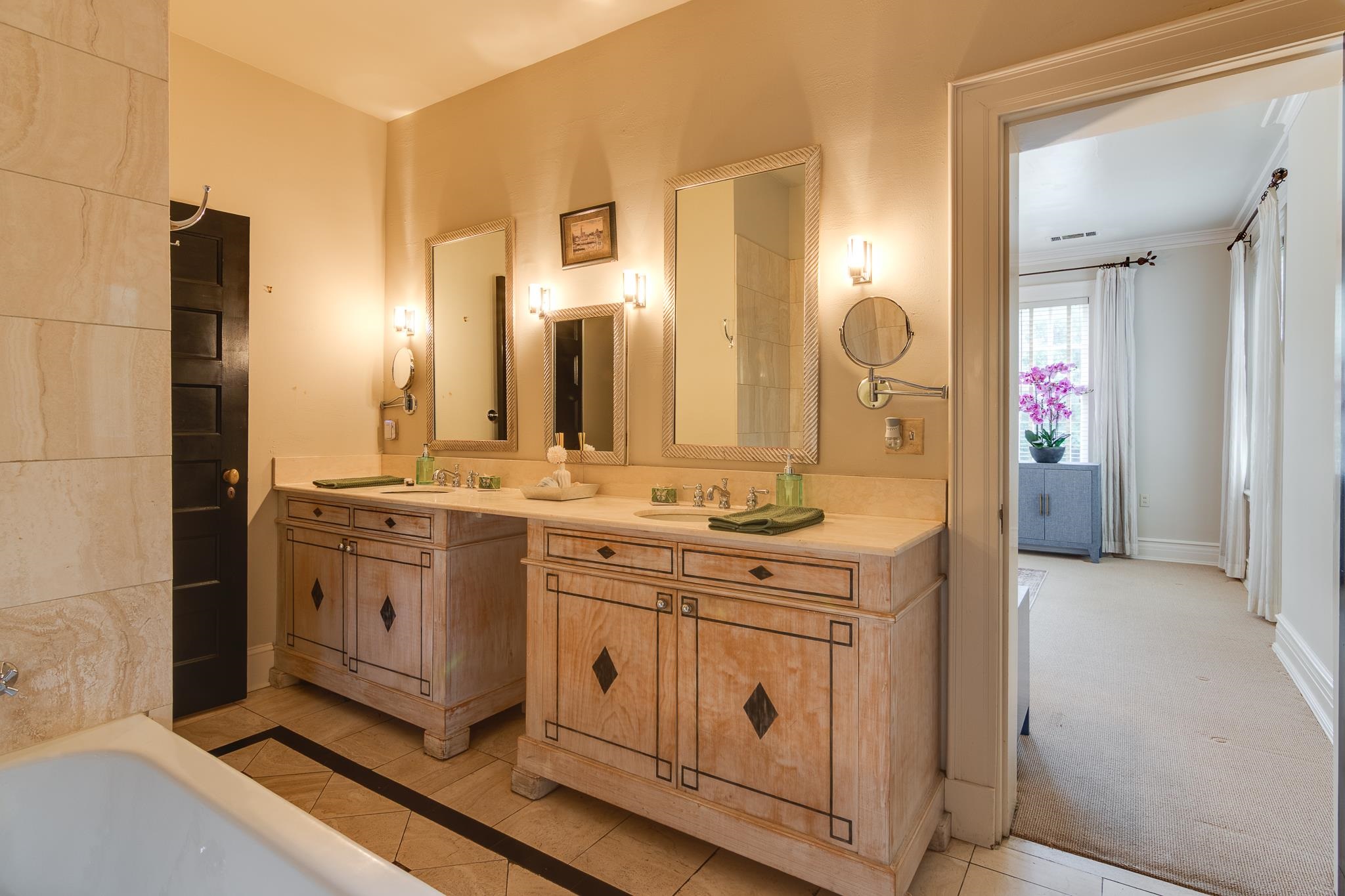 2221 Poplar Avenue Memphis, TN 38104 - Photo 21 of 40 a bathroom with a double vanity sink mirror and double