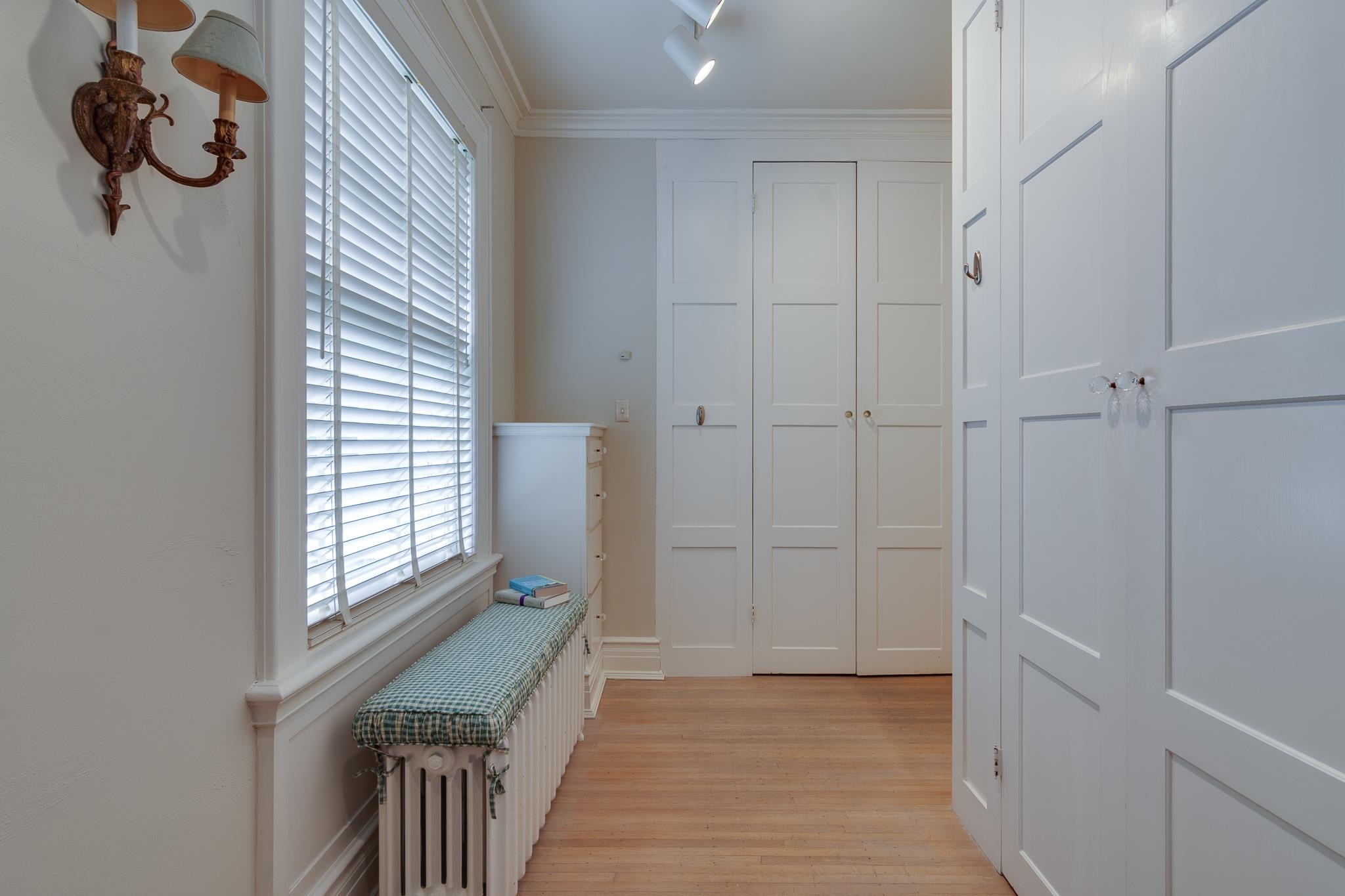 2221 Poplar Avenue Memphis, TN 38104 - Photo 22 of 40 a view of entryway with window