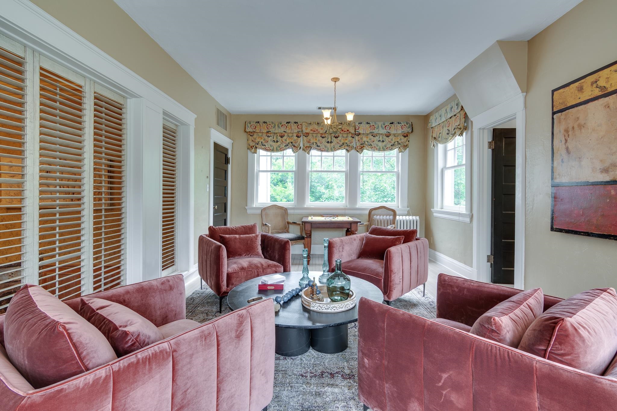 2221 Poplar Avenue Memphis, TN 38104 - Photo 24 of 40 a living room with furniture and a large window