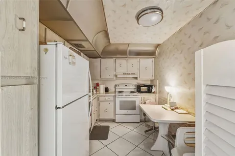 $540,000 | 100 Bayview Drive, Unit 615, Sunny Isles Beach, FL 33160