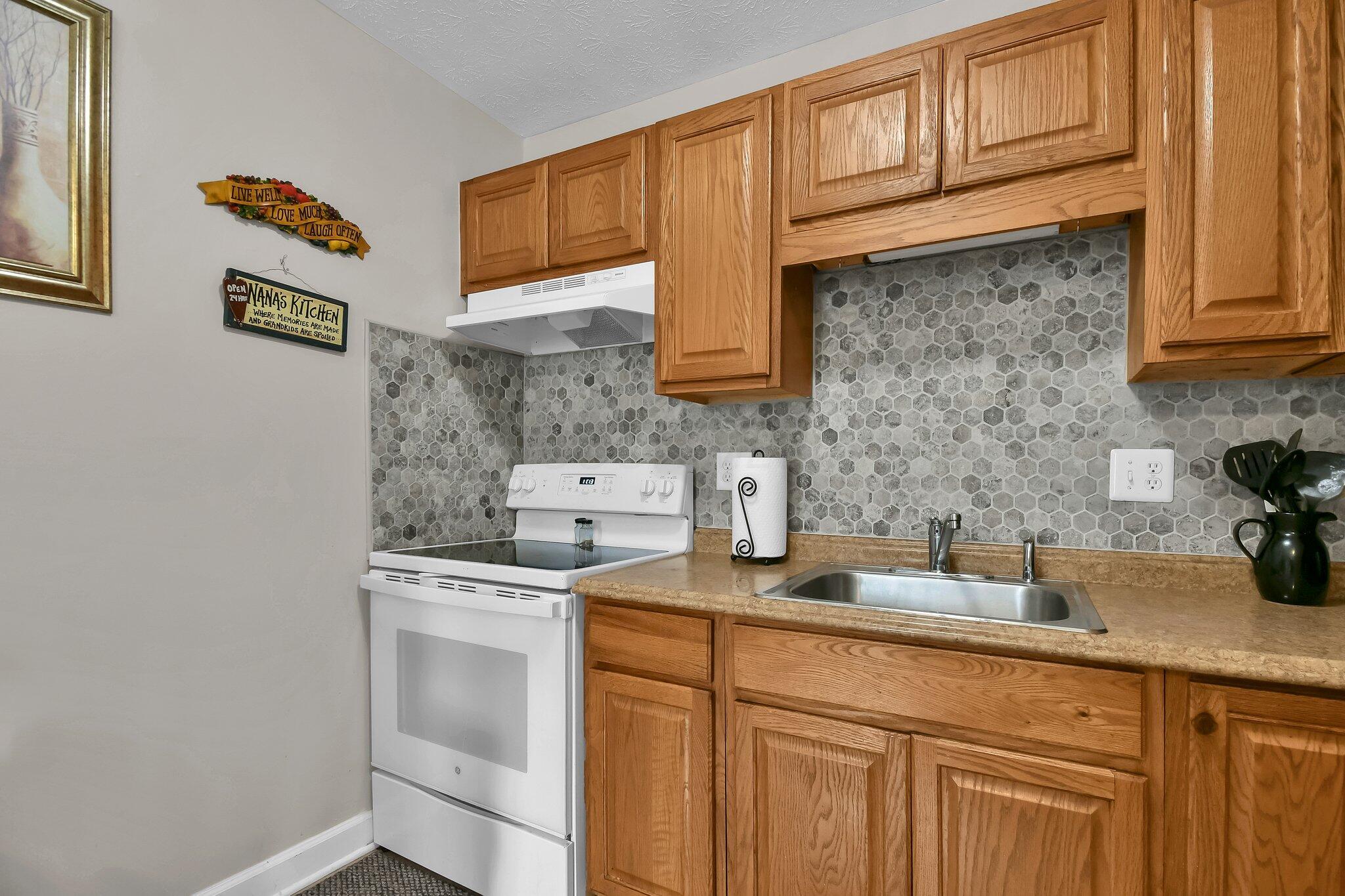 664 Hines Road Columbus, OH 43230 - Photo 6 of 25 cooktop electric stove w/tiled back