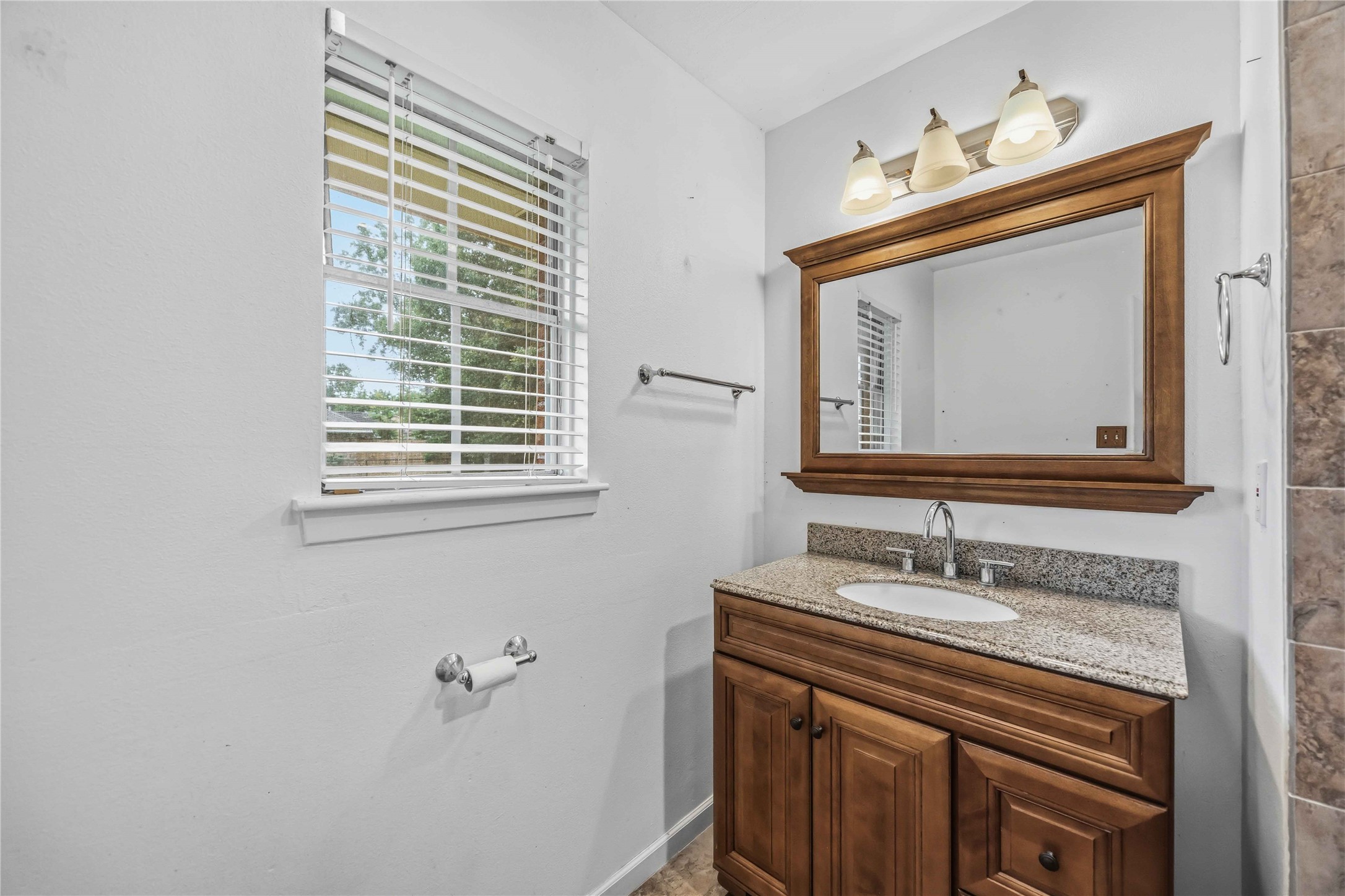 435 Rolling Wood Road Baytown, TX 77520 - Photo 23 of 29 Primary en-suite bathroom