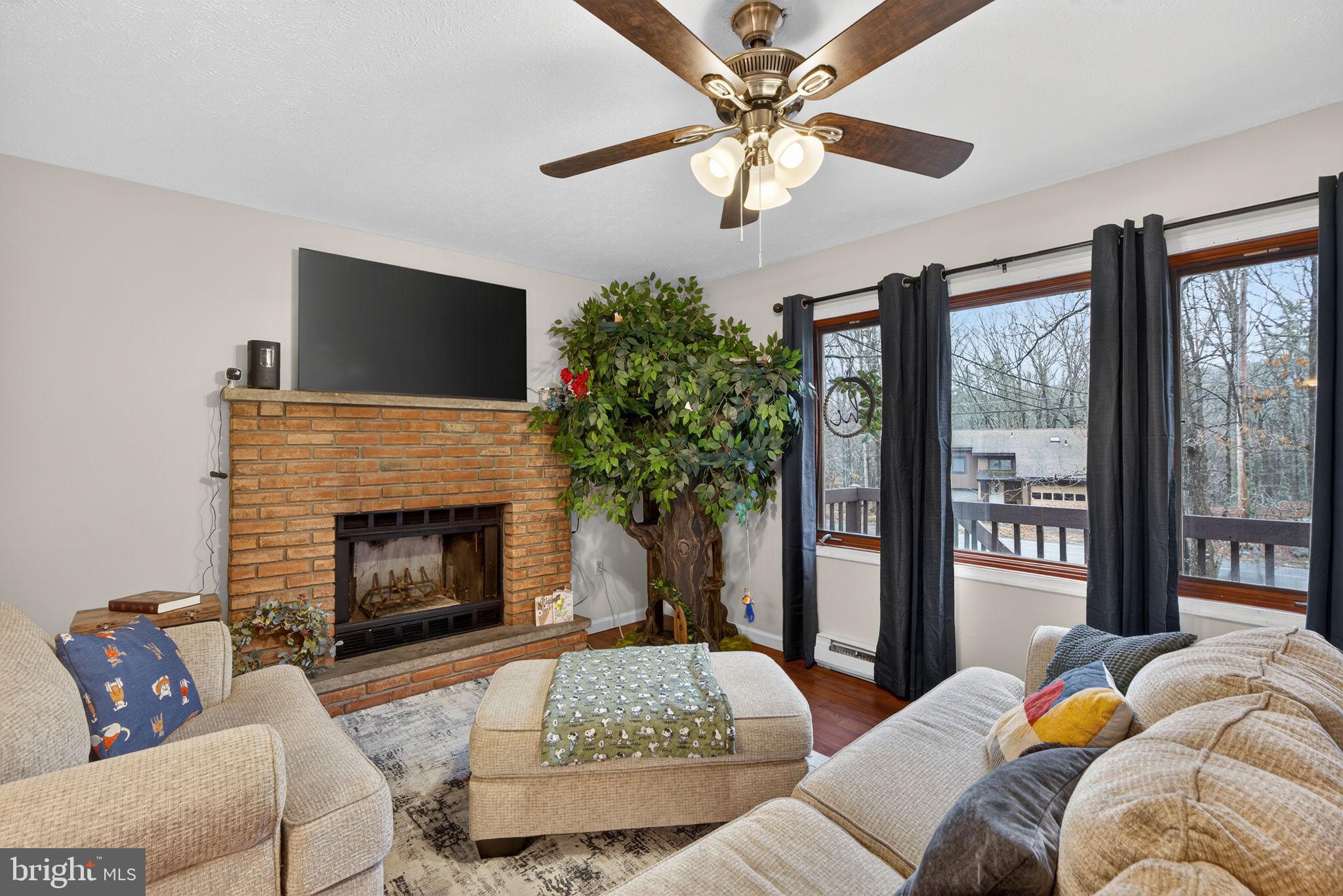 244 Canterbury Road Bushkill, PA 18324 - Photo 20 of 45 Cozy Living room