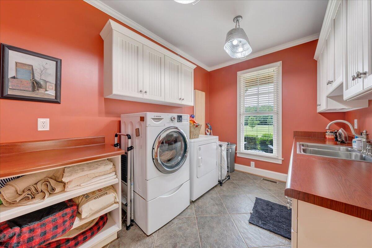 400 Quail Ridge Drive Fincastle, VA 24090 - Photo 42 of 113 a utility room with dryer and washer