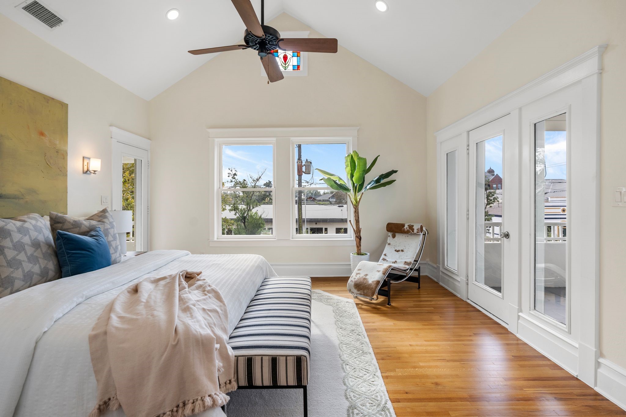 607 Harvard Street Houston, TX 77007 - Photo 21 of 50 Triple exposures facing east, south and west fill the primary suite with all-day sunlight.