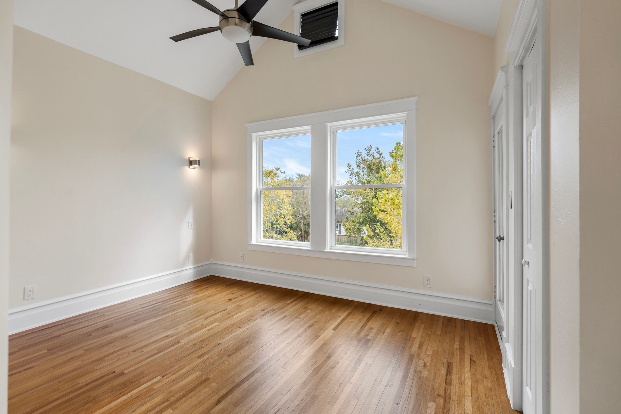 607 Harvard Street Houston, TX 77007 - Photo 25 of 50 This spacious and bright secondary bedroom offers vaulted ceilings, a ceiling fan, eastern exposures, a large closet and built-ins.