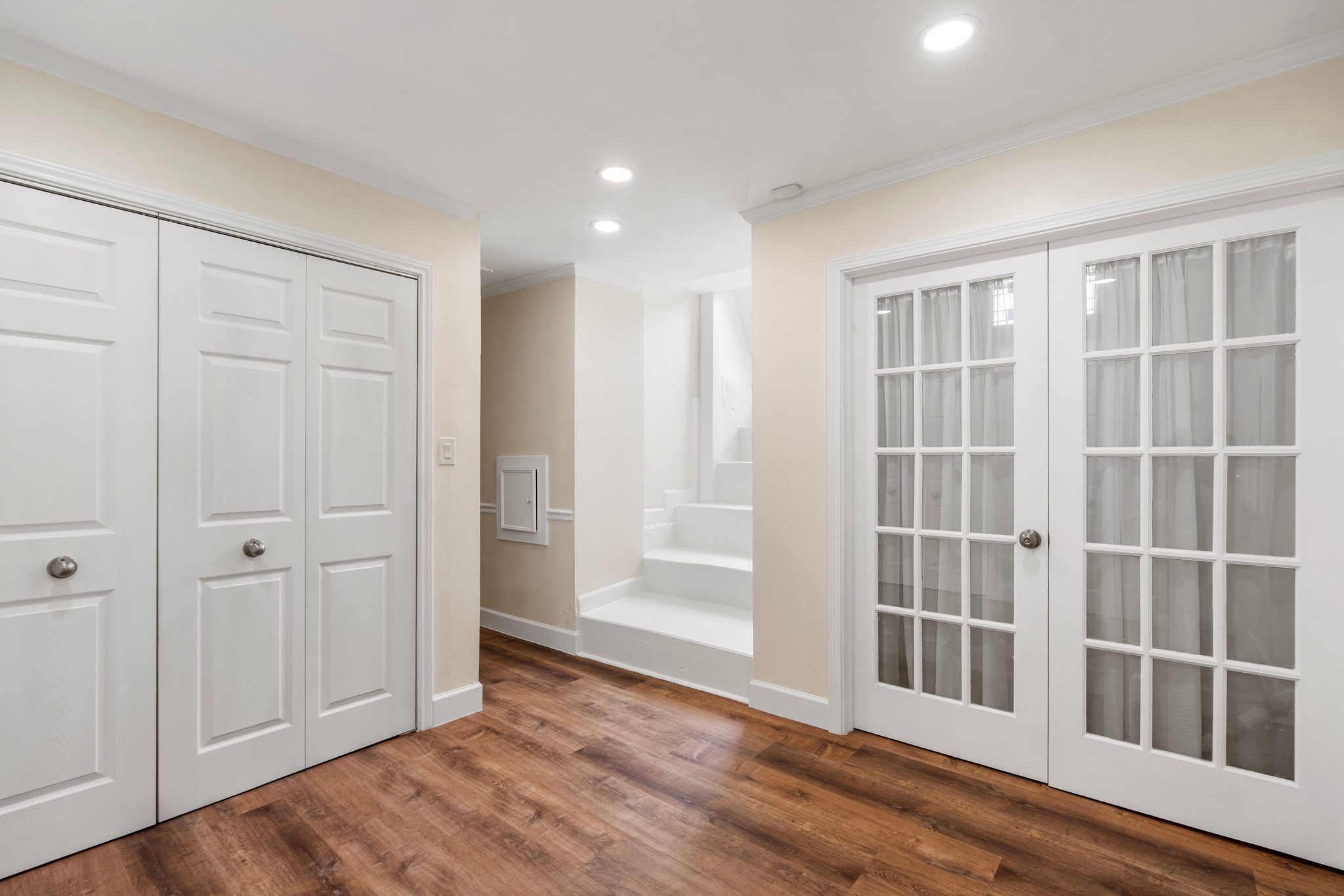 607 Harvard Street Houston, TX 77007 - Photo 31 of 50 On the basement level, this flexible home office space boasts a basement egress, oversized storage closets, and a laundry closet with a washer and gas dryer.
