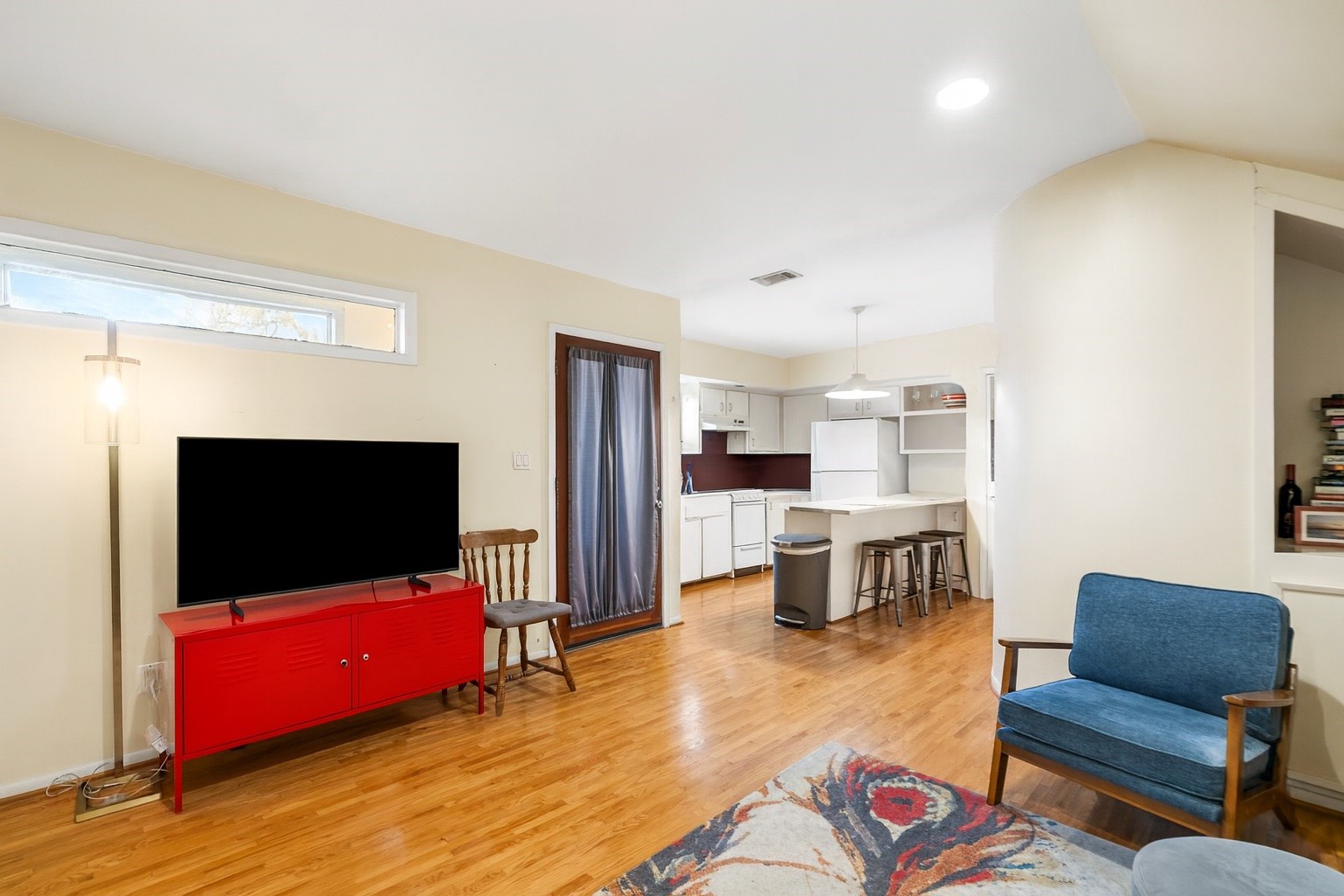 607 Harvard Street Houston, TX 77007 - Photo 40 of 50 Stretch out in the garage apartment’s living room and enjoy the convenience of a full open kitchen with a refrigerator, dishwasher and wide breakfast bar. Not pictured, is an additional office.