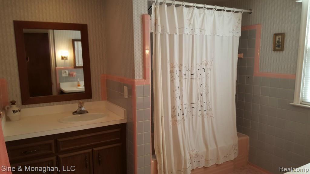 1960 Prestwick Road Grosse Pointe, MI 48236 - Photo 10 of 13 20150622_095723_002.jpg