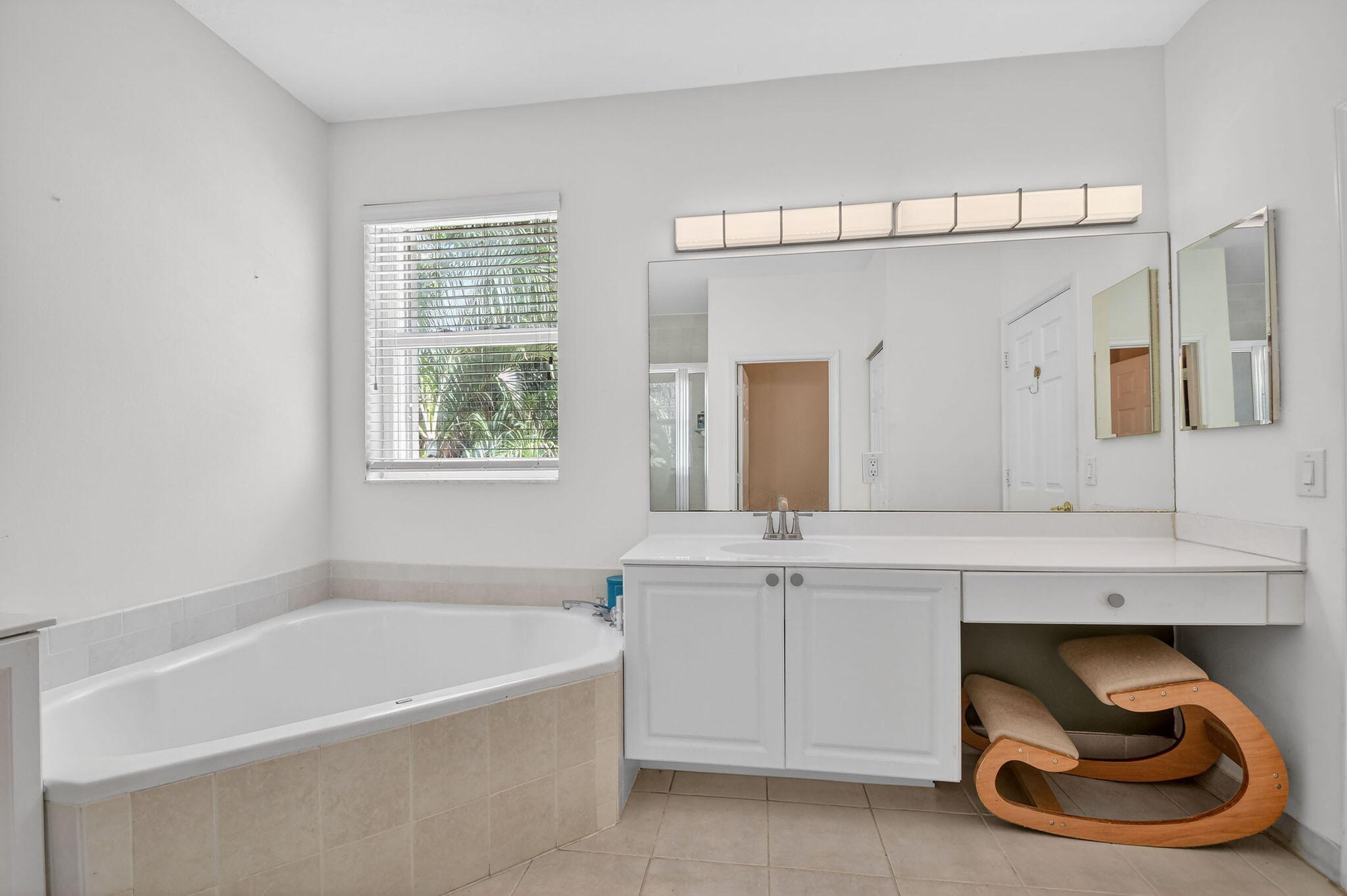 1605 East Classical Boulevard Delray Beach, FL 33445 - Photo 23 of 34 Primary Bath
