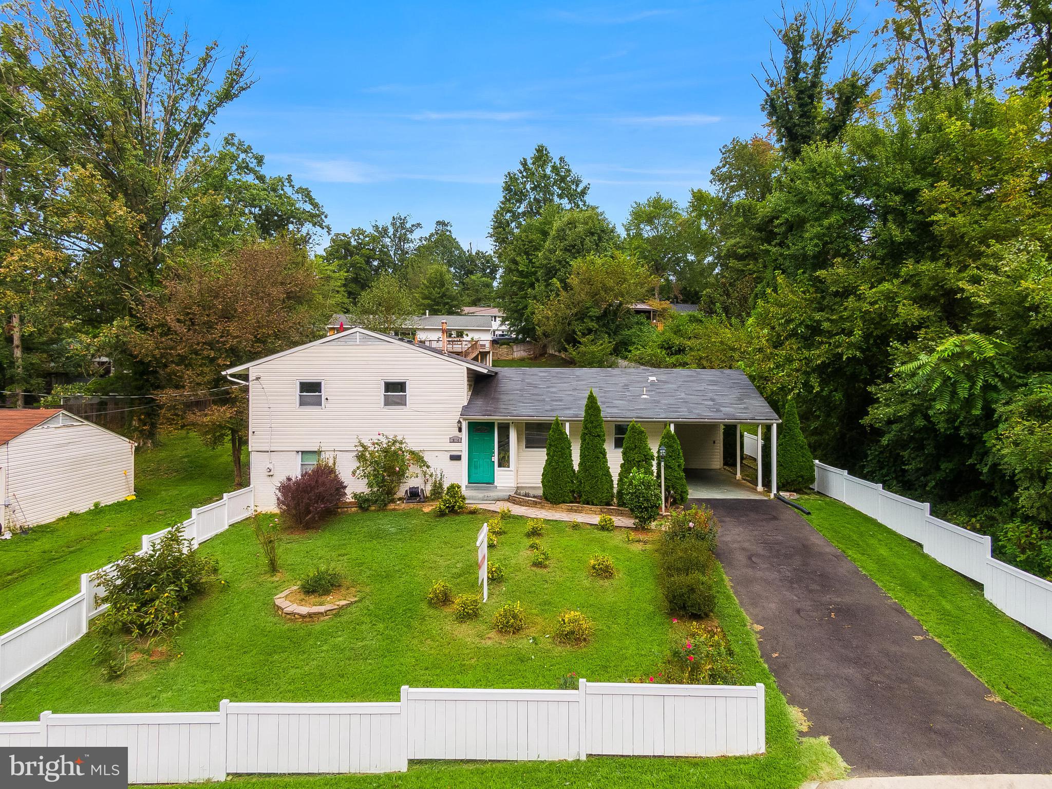 a view of house with garden