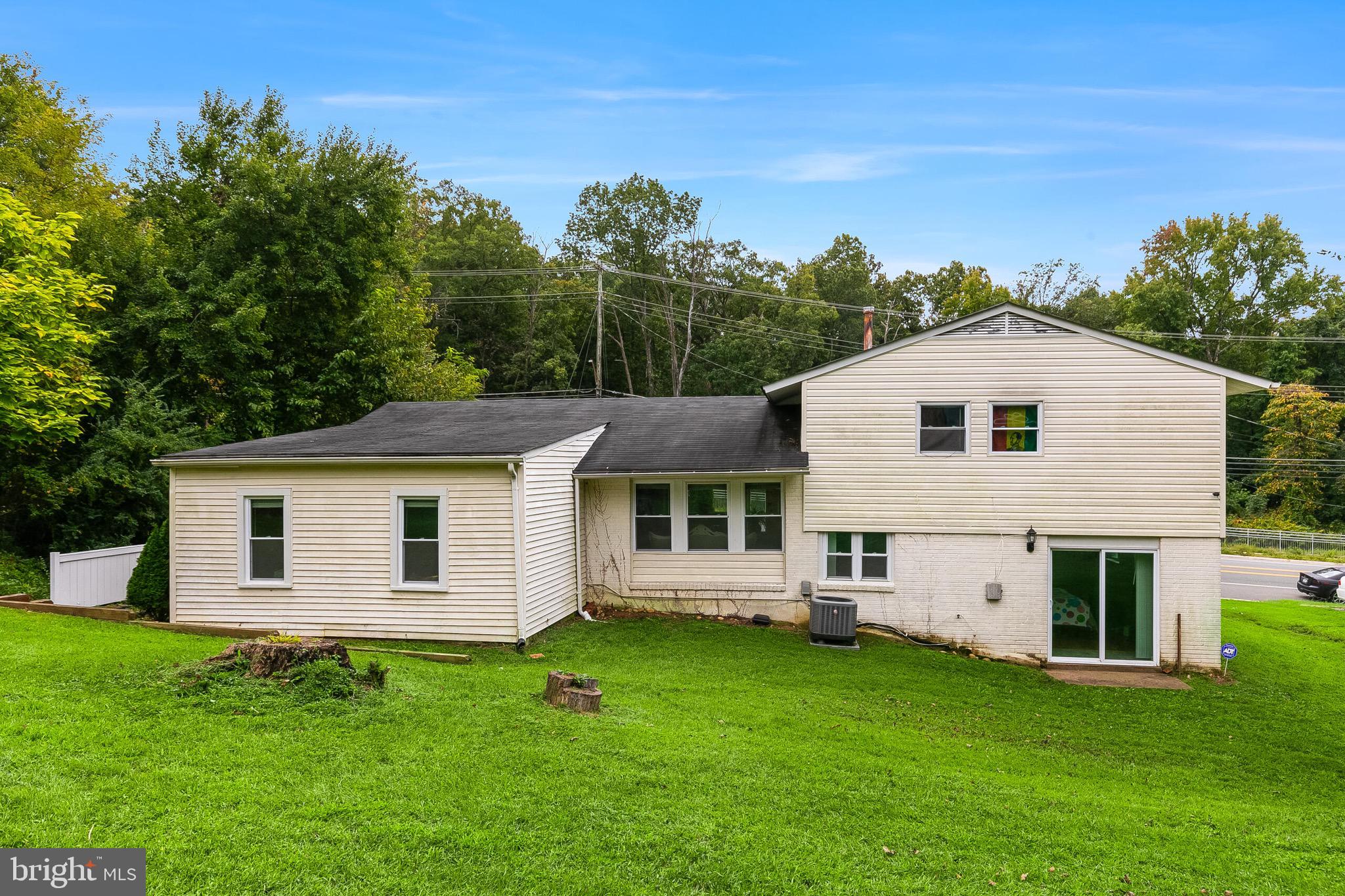 6624 Telegraph Road Alexandria, VA 22310 - Photo 24 of 36 a view of a yard in front of a house with plants and large tree